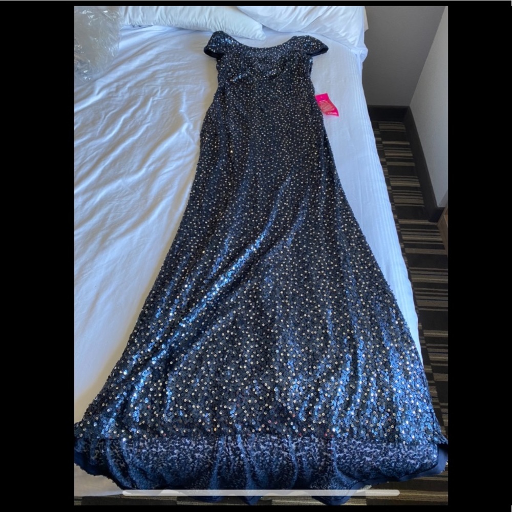 Sz 6 floor length Calvin Klein sequin gown